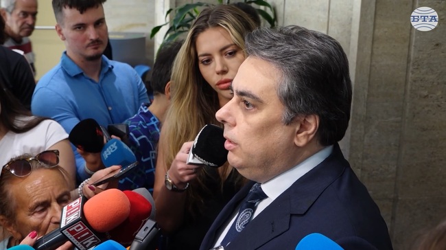 "Продължаваме Промяната" няма да подкрепя вотове на недоверие до 8 юли, заяви Асен Василев