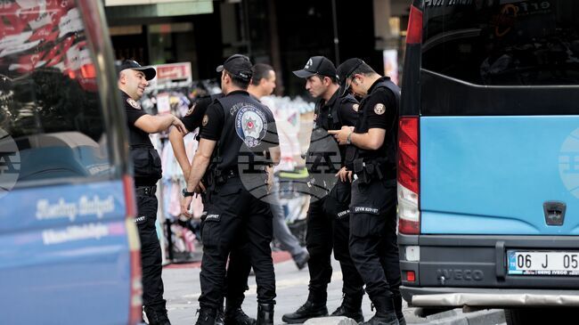 Петчленно семейство е затрупано под рухналата сграда край Истанбул; спасителите са установили контакт с един от тях