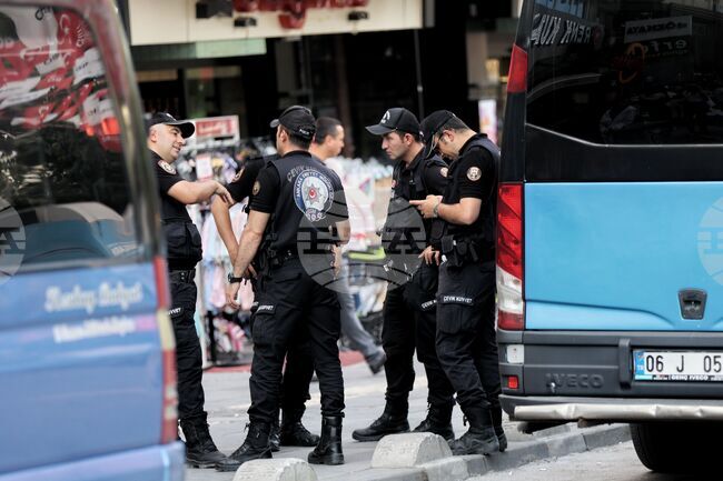 Петчленно семейство е затрупано под рухналата сграда край Истанбул; спасителите са установили контакт с един от тях