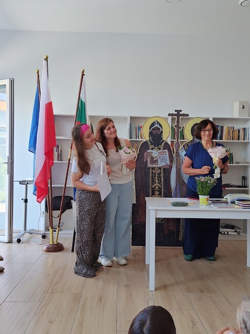 Възпитаници на училище „Дора Габе“ в Краков получиха свидетелства за завършен клас 