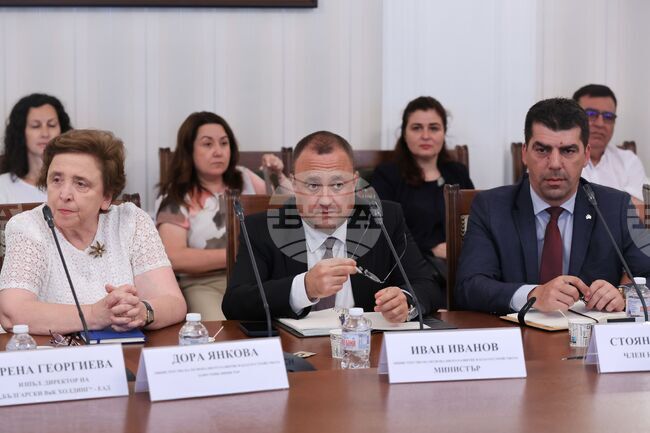 Правителството разработва сериозна програма за евентуално концесиониране на определени участъци от републиканската пътна мрежа, каза министър Иванов