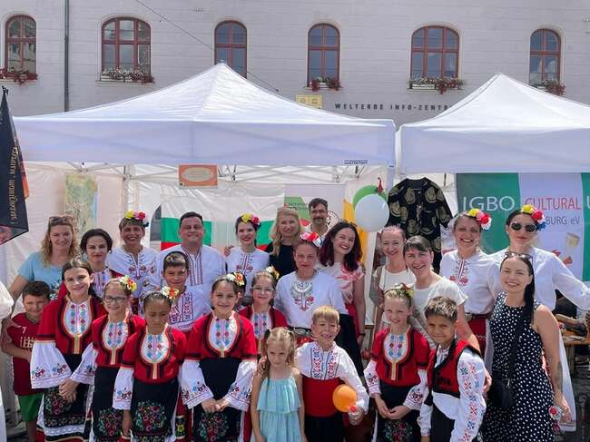 Учебната година в училище „Христо Ботев“ в Аугсбург завърши с открит урок, връчване на удостоверения и участие в местен празник в града