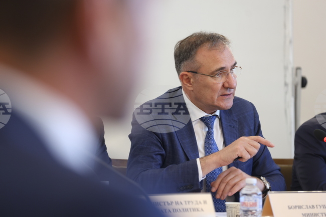 Месечната помощ за отопление през следващия зимен сезон ще бъде 121,34 лв., обяви министър Гуцанов