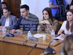 Парламент - кръгла маса - млади лекари - заплащане