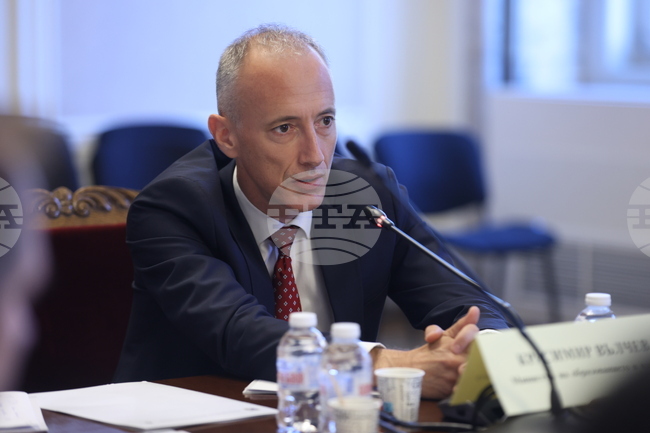 Министър Красимир Вълчев отговаря на въпроси в Комисията по образованието и науката в Народното събрание