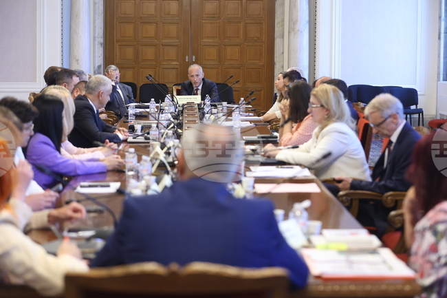 Законът за предучилищното и училищното образование, който е публикуван за обществено обсъждане, засяга около 20 теми, каза Красимир Вълчев 