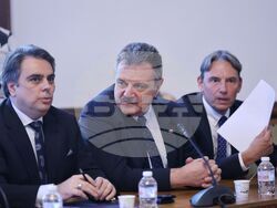 Парламент - кръгла маса - млади лекари - заплащане