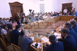 Парламент - кръгла маса - млади лекари - заплащане