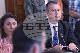 Парламент - кръгла маса - млади лекари - заплащане