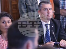 Парламент - кръгла маса - млади лекари - заплащане