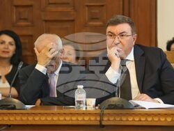 Парламент - кръгла маса - млади лекари - заплащане