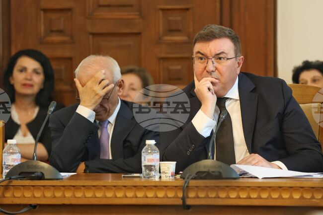 Committee on Health in Parliament and Medical Residents Debate Pay Rise Proposals