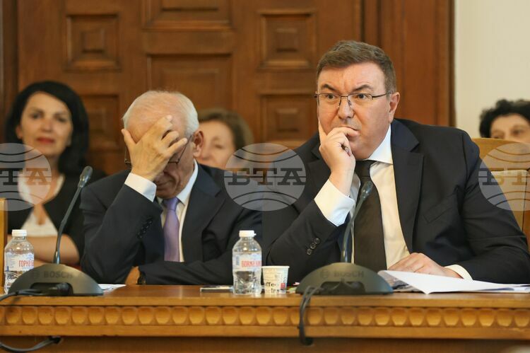 Committee on Health in Parliament and Medical Residents Debate Pay Rise Proposals