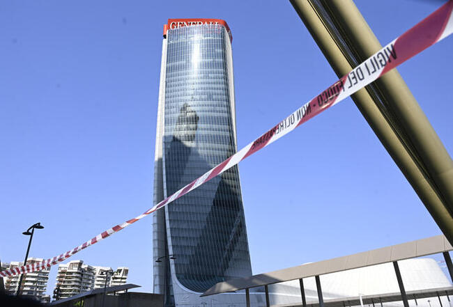 Миланската прокуратура започна разследване за рухването на рекламен надпис от покрива на емблематичен небостъргач в града