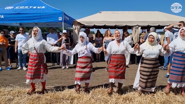 Жътвената кампания беше открита в село Петлешково от сдружение "Асоциация на българските зърнопроизводители - 2006" - Генерал Тошево