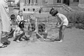 Игра в детската градина в топлия юлски ден