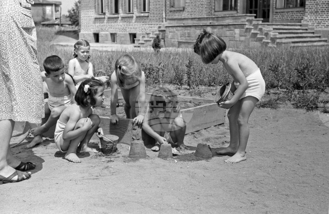 Игра в детската градина в топлия юлски ден