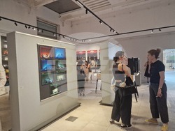 Студенти от специалност „Сценография за кино и ТВ“ на Националната художествена академия (НХА) показват изложбата си в галерия „Академия“. Снимка: Ваня Сухарова/БТА