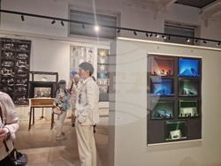 Студенти от специалност „Сценография за кино и ТВ“ на Националната художествена академия (НХА) показват изложбата си в галерия „Академия“. Снимка: Ваня Сухарова/БТА