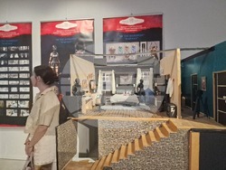 Студенти от специалност „Сценография за кино и ТВ“ на Националната художествена академия (НХА) показват изложбата си в галерия „Академия“. Снимка: Ваня Сухарова/БТА