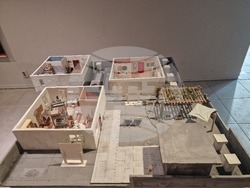 Студенти от специалност „Сценография за кино и ТВ“ на Националната художествена академия (НХА) показват изложбата си в галерия „Академия“. Снимка: Ваня Сухарова/БТА