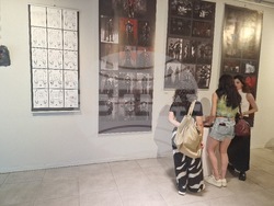 Студенти от специалност „Сценография за кино и ТВ“ на Националната художествена академия (НХА) показват изложбата си в галерия „Академия“. Снимка: Ваня Сухарова/БТА