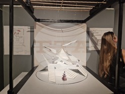 Студенти от специалност „Сценография за кино и ТВ“ на Националната художествена академия (НХА) показват изложбата си в галерия „Академия“. Снимка: Ваня Сухарова/БТА