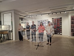 Студенти от специалност „Сценография за кино и ТВ“ на Националната художествена академия (НХА) показват изложбата си в галерия „Академия“. Снимка: Ваня Сухарова/БТА