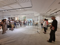 Студенти от специалност „Сценография за кино и ТВ“ на Националната художествена академия (НХА) показват изложбата си в галерия „Академия“. Снимка: Ваня Сухарова/БТА