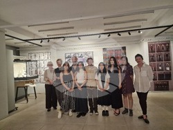 Студенти от специалност „Сценография за кино и ТВ“ на Националната художествена академия (НХА) показват изложбата си в галерия „Академия“. Снимка: Ваня Сухарова/БТА