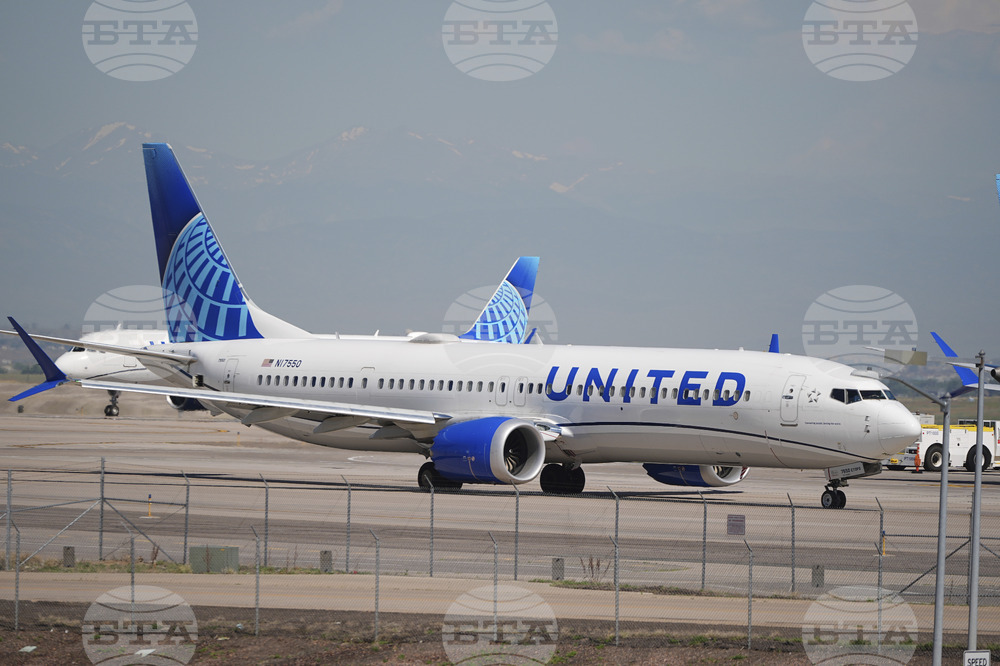 Самолет на "Юнайтед Еърлайнс", изпълняващ полет от Токио до Филипините, кацна аварийно в Осака след индикация за пожар; двама души са ранени