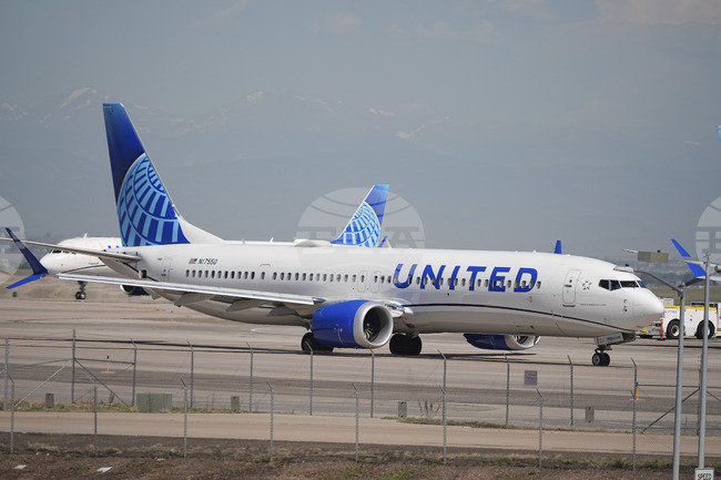 Самолет на "Юнайтед Еърлайнс", изпълняващ полет от Токио до Филипините, кацна аварийно в Осака след индикация за пожар; двама души са ранени