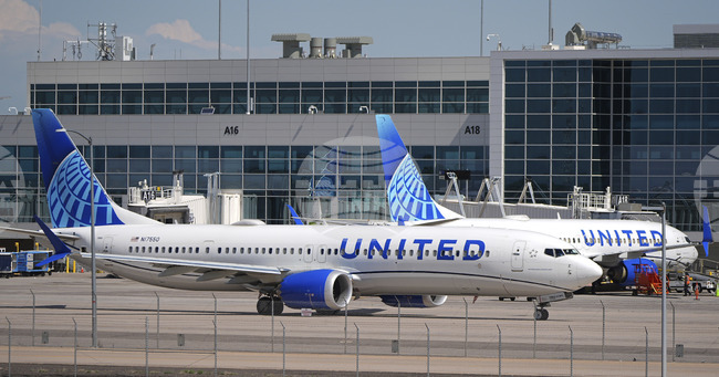 Няма пострадали, след като самолет на „Юнайтед еърлайнс“ удари опашката на друг самолет в Чикаго