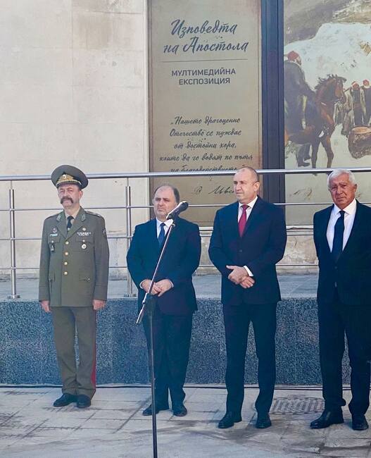 Министерство на културата: В присъствието на министъра на културата Найден Тодоров президентът на България Румен Радев откри днес официално мултимедийната експозиция „Изповедта на Левски“