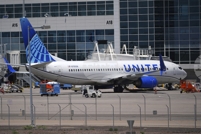 Авиокомпания "Юнайтед еърлайнс" спря вътрешните полети заради технически проблем