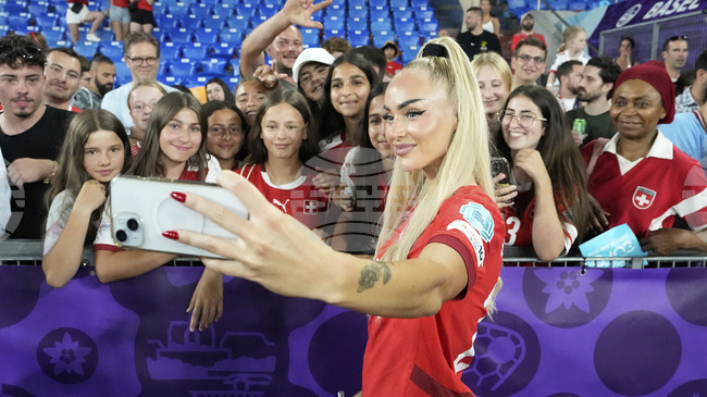 Златан Ибрахимович, Чиро Ферара и красивата футболистка Алиша Леман ще носят факела преди откриването на Зимните олимпийски игри в Милано