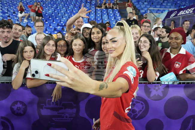 Златан Ибрахимович, Чиро Ферара и красивата футболистка Алиша Леман ще носят факела преди откриването на Зимните олимпийски игри в Милано