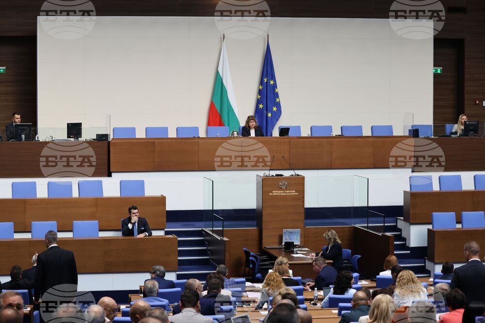 Парламентът ще обсъди оставката на Кирил Петков като народен представител, след това са разискванията по третия вот на недоверие 
