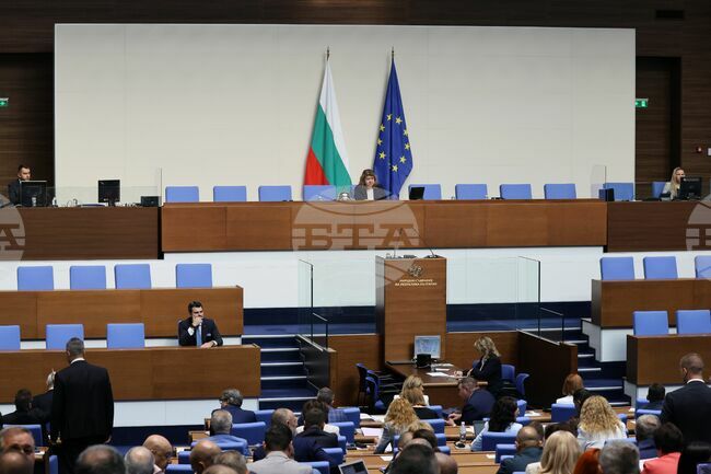 Парламентът ще обсъди оставката на Кирил Петков като народен представител, след това са разискванията по третия вот на недоверие