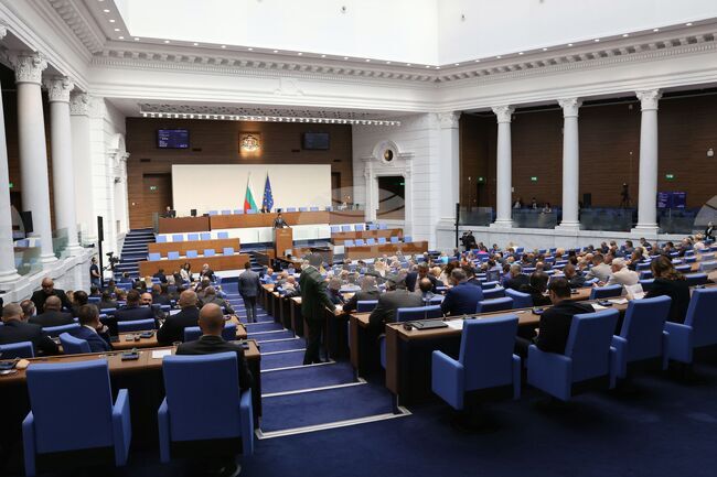 Депутатите разискват внесения от "Възраждане" вот на недоверие към правителството на Росен Желязков за провал на фискалната политика