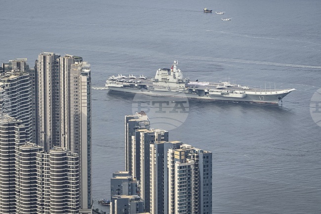 Китайският самолетоносач пристигна в Хонконг, за да подкрепи патриотичните чувства