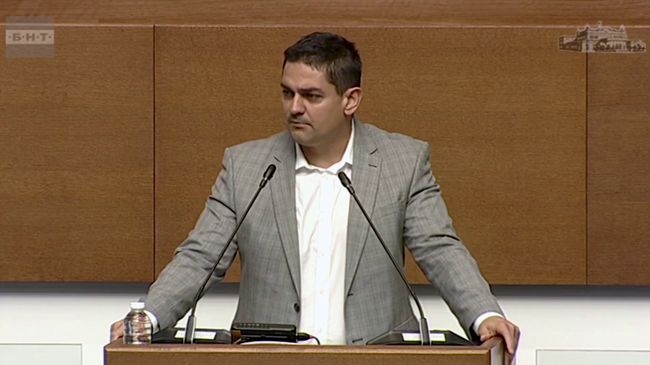 От парламентарната група на МЕЧ ще подкрепим с абсолютна увереност този вот на недоверие, заяви Радостин Василев