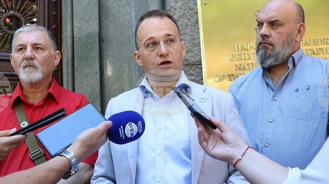 Civic Initiative Presents 7,000-Plus-Signature Petition Demanding Parliament Chair's Resignation