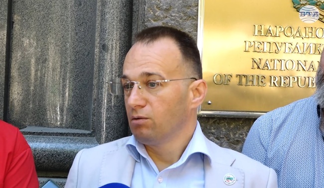 Гражданска инициатива внася над 7000 подписа с искане за оставката на председателя на Народното събрание и правителството