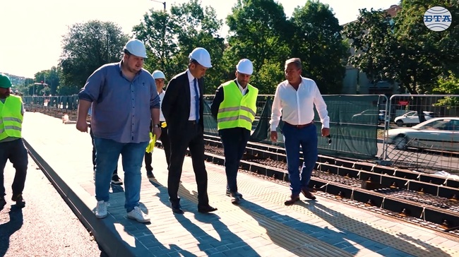 Кметът на София Васил Терзиев инспектира реконструкцията на бул. „Александър Стамболийски“ в район „Красна поляна“