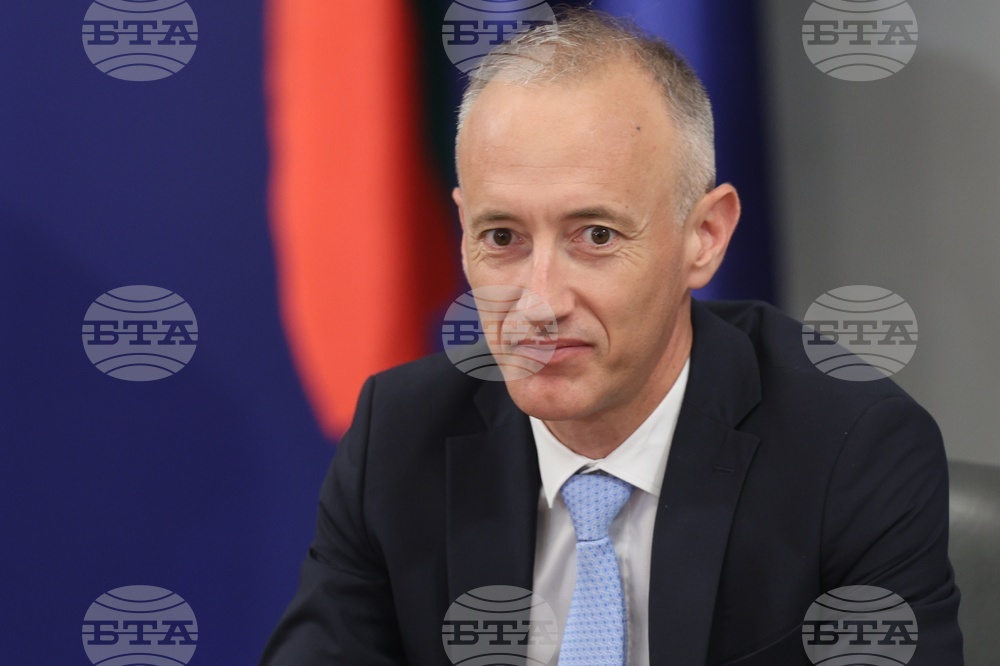 Предметът „Религия“ няма да се изучава задължително, ще има алтернативна програма „Добродетели и етика“, каза министър Красимир Вълчев