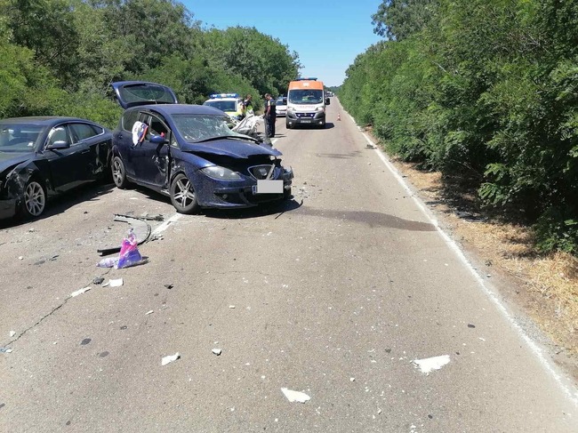 Баща и двете му деца са откарани в болница след тежка катастрофа край Аркутино