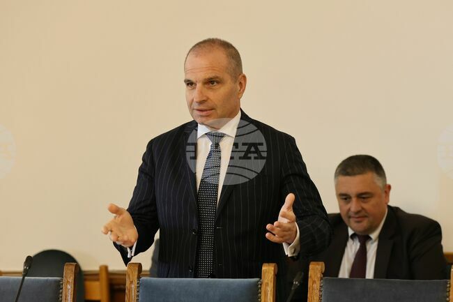 Обслужването по новите договори за ж.п. пътнически превози се очаква да започне на 13 декември 2026 г., обяви вицепремиерът Гроздан Караджов