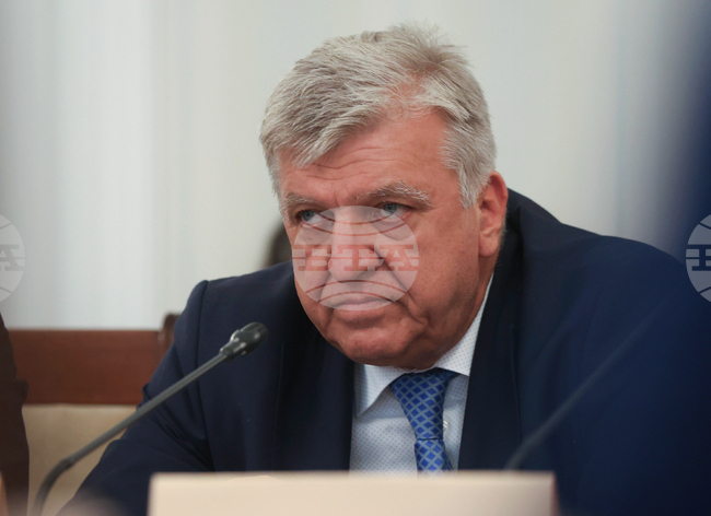 С вотовете на недоверие се губи време и се пречи на правителството да изпълни своята програма, каза министър Манол Генов