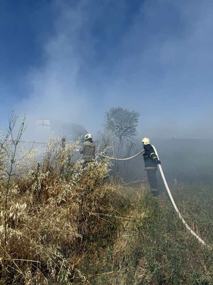 Община Стара Загора: Под контрол е пожарът в района на село Бенковски